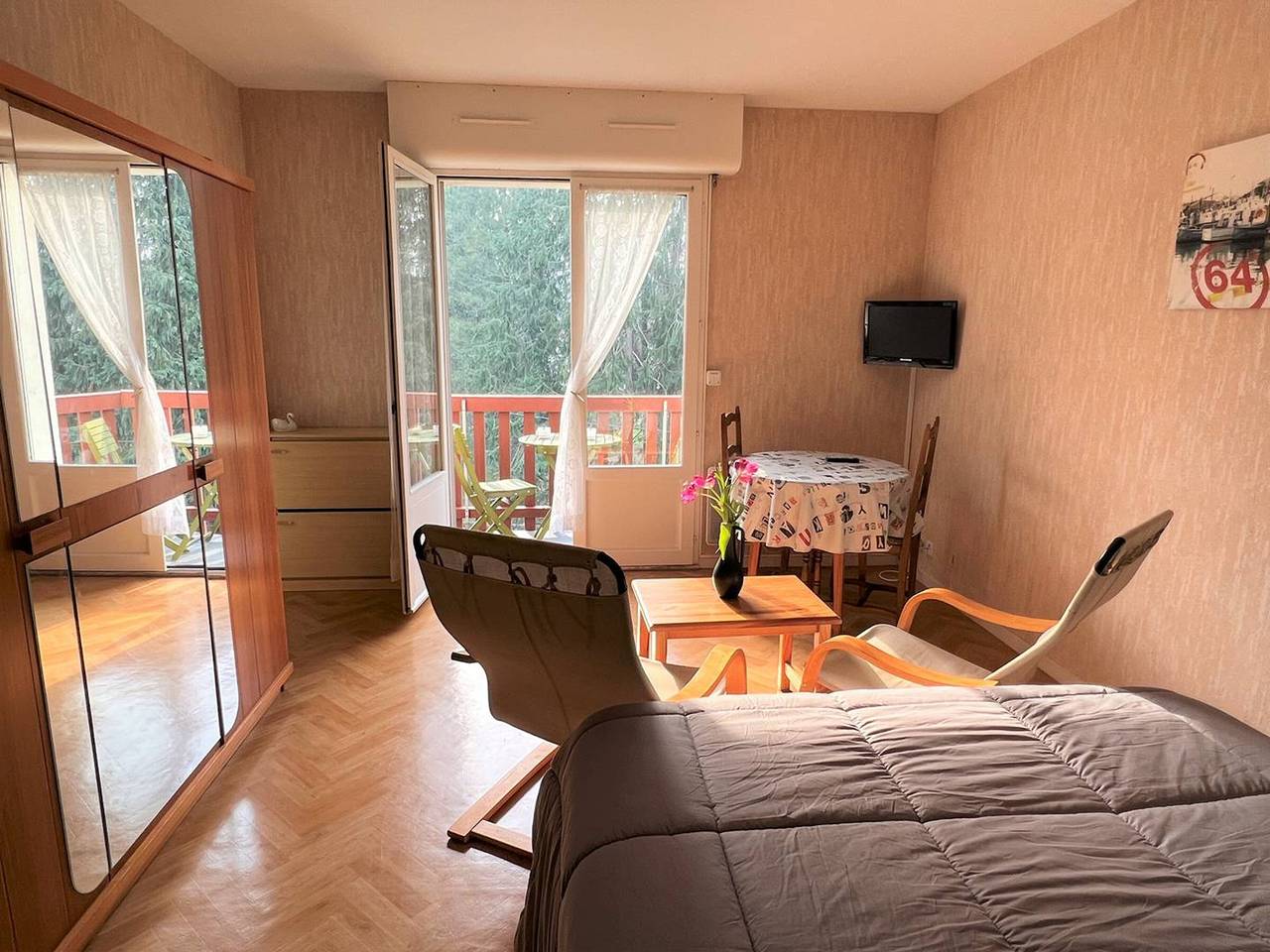 Entire apartment, Cambo-les-Bains: Bright T1 Bis with balcony, parking, pets allowed in Cambo-les-Bains, Bayonne region