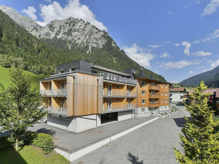 Ferienwohnung für 6 Personen, mit Balkon und Balkon/Terrasse sowie Terrasse und Garten am Arlberg