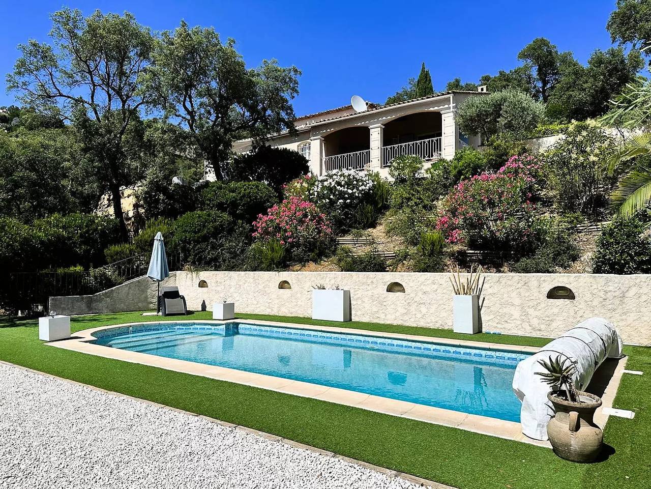 Villa climatisée pour 6 personnes avec piscine privée dans le Domaine de Valcros à La Londe-les-Maures in La Londe-les-Maures, Côte méditerranéenne (France)