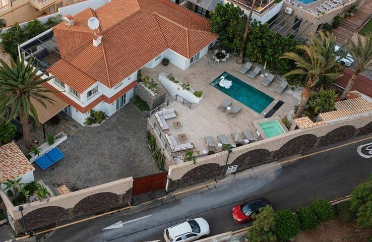 Chalet para 32 personas, con piscina y sauna además de jardín y vistas en Chayofa