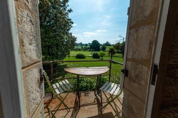 Cottage pour 2 personnes, avec piscine ainsi que vue et jardin à Bourg