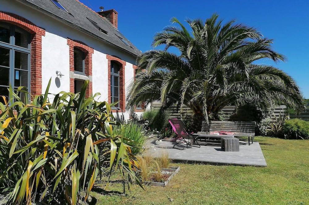 L'ancienne École du Village, Rénovée Avec Charme, Entre mer et Estuaire in Plougrescant, Pink Granite Coast