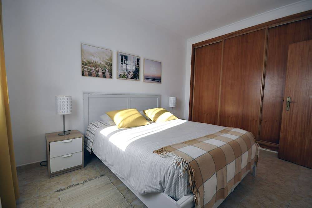 Schönes Ferienhaus mit Terrasse in der Nähe von Zavial in Raposeira, Vila do Bispo e Raposeira