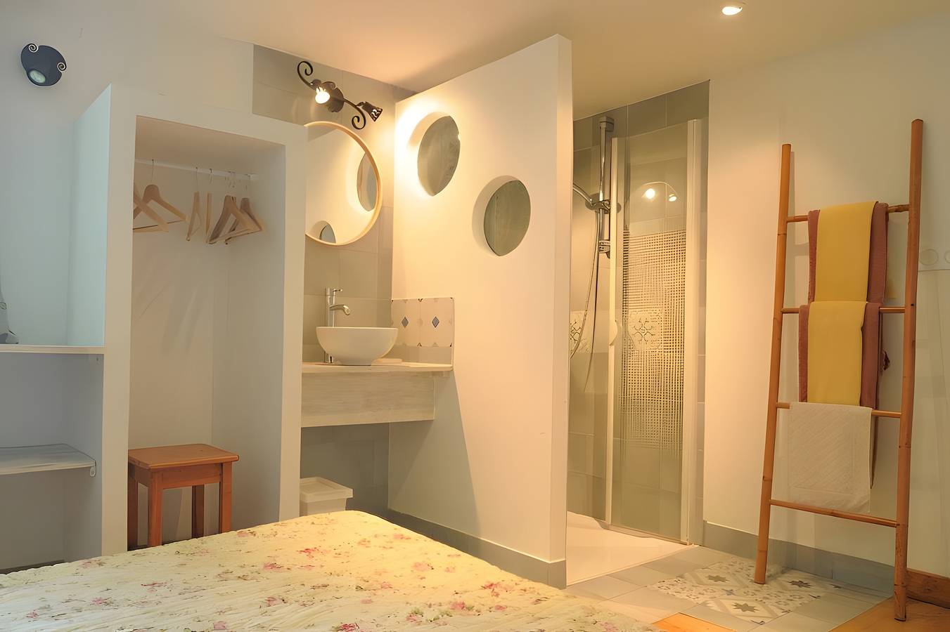 Apartamento entero, Apartamento 'La Truite' con terraza privada, Wi-Fi y aire acondicionado in L'Isle-sur-la-Sorgue, Vaucluse