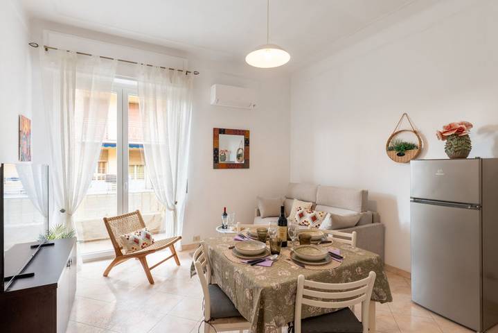 Appartement entier, Appartement de vacances pour 2 personnes avec balcon/terrasse in San Remo, Commune de Sanremo