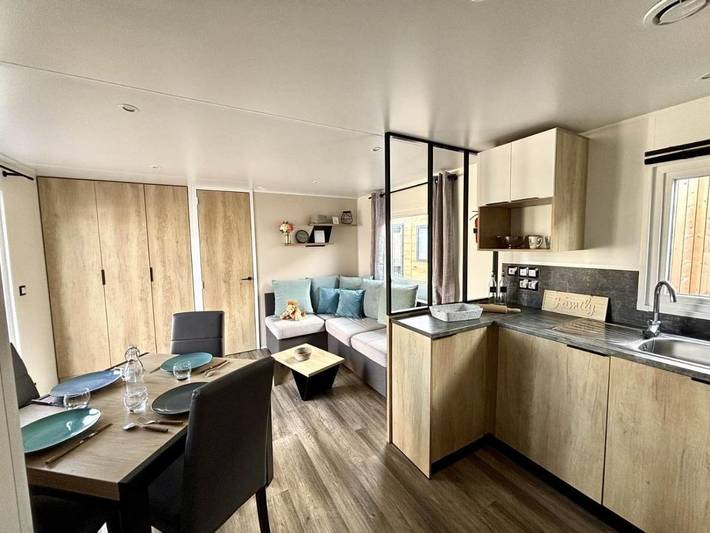 Parc de vacances pour 6 personnes, avec jardin ainsi que vue et piscine, adapté aux familles en Auvergne - 2