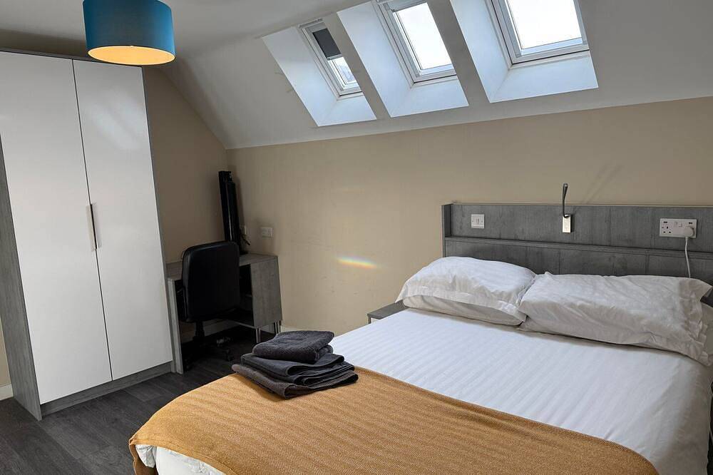 Ganze Wohnung, Spacious three bedroom Near Royal Holloway in Thorpe Park, Surrey