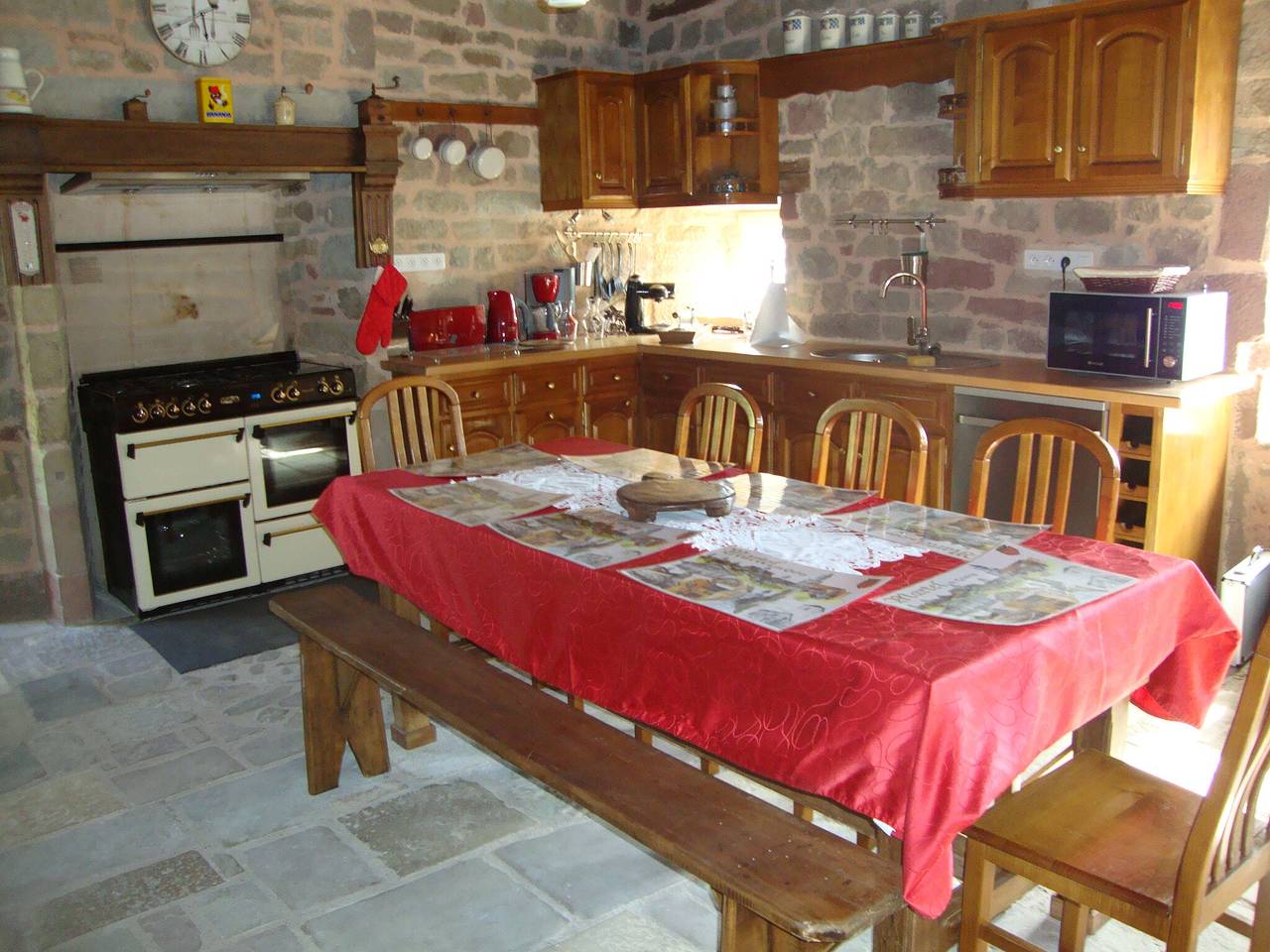 Maison de Vacances 'Les Vieilles Treilles' avec Terrasse Privée, Jardin Privé et Climatisation in Noailhac, Région de Brive-la-Gaillarde