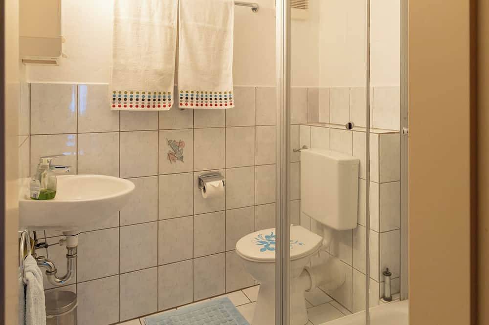 Ganze Wohnung, Ferienwohnung Bergblick, Og, 50 qm, 2 - 5 Pers., 2 sep. Schlafzi., Balkon in Grabenstätt, Chiemsee