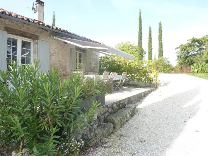 Location de vacances pour 9 personnes, avec vue ainsi que piscine et jardin, animaux acceptés à Saint-Pierre-de-Côle - 2