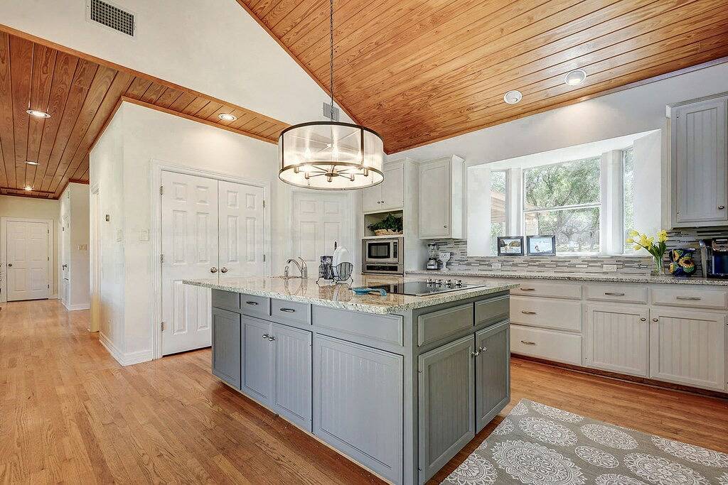 Regal riverfront home with 2 cabins - 2 miles to marina in Lake Travis