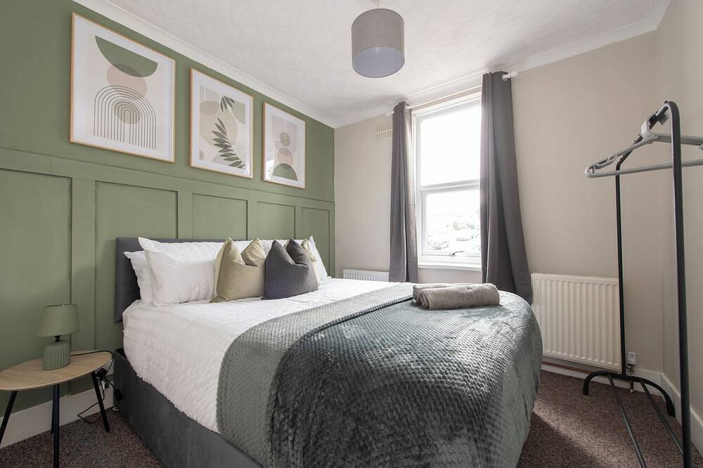 Modern 3-Bed | Sleeps 8 | Fast Wifi | Parking | Pool Table in Rochester, Kent Downs