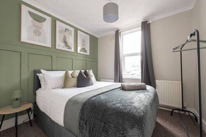 Modern 3-Bed | Sleeps 8 | Fast Wifi | Parking | Pool Table in Rochester, Kent Downs