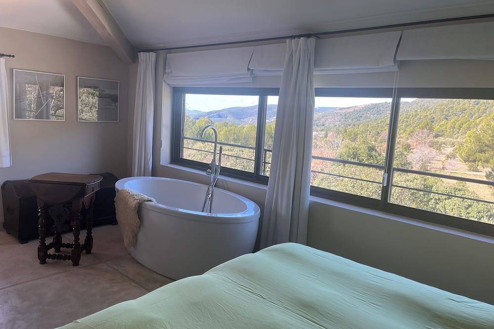 Villa Benéche at the foot of the Luberon in the village of Vaugines in Vaugines, Regionaler Naturpark Luberon