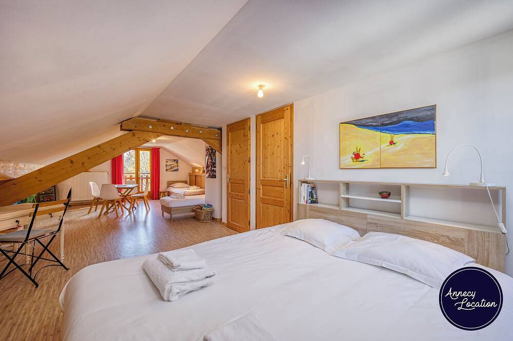 Appartement entier, À seulement 2 km du lac d’Annecy et du charmant village de Menthon-Saint-Bernard, L’Écrin de Bluffy vous accueille dans un cadre paisible entre lac et montagnes. in Menthon-Saint-Bernard, Région d'Annecy