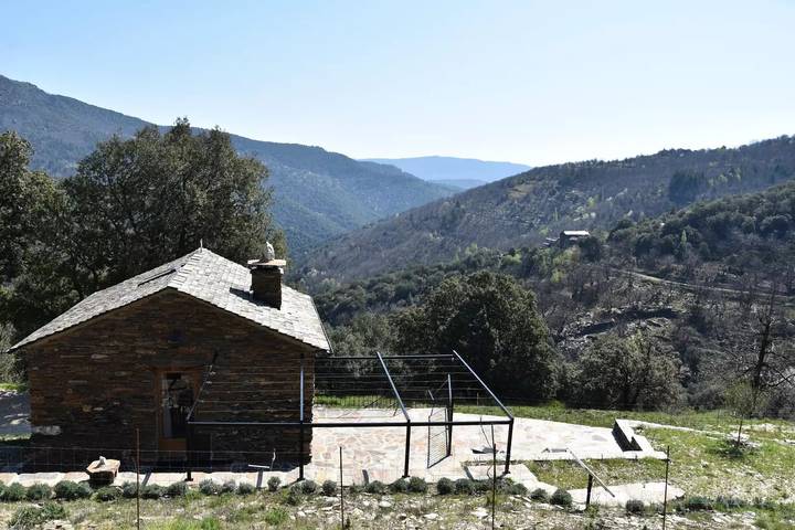 Gîte pour 2 personnes, avec jardin et piscine