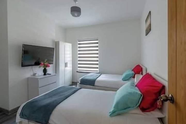 3 Bedrooms - 3 Bathrooms incl 2 en-suites. Great for Family and Contractors. Long stays available. Alton Towers, Waterworld in Stoke-on-Trent, Midlands