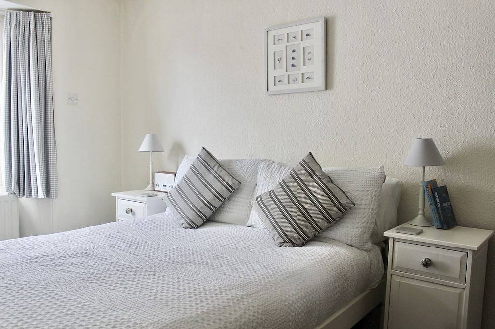 Holiday Cottage with seafront beach hut - sleeps 4 in Lyme Regis, Dorset