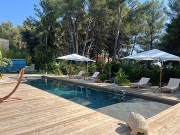 Location de vacances pour 2 personnes, avec terrasse ainsi que piscine et vue à Sanary-sur-Mer