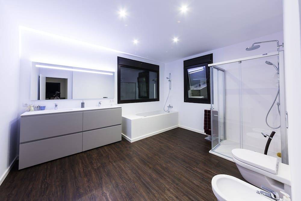 Villa de lujo ultra moderna, 5 dormitorios cerca Puerto Banus y playas. in Marbella West, Marbella