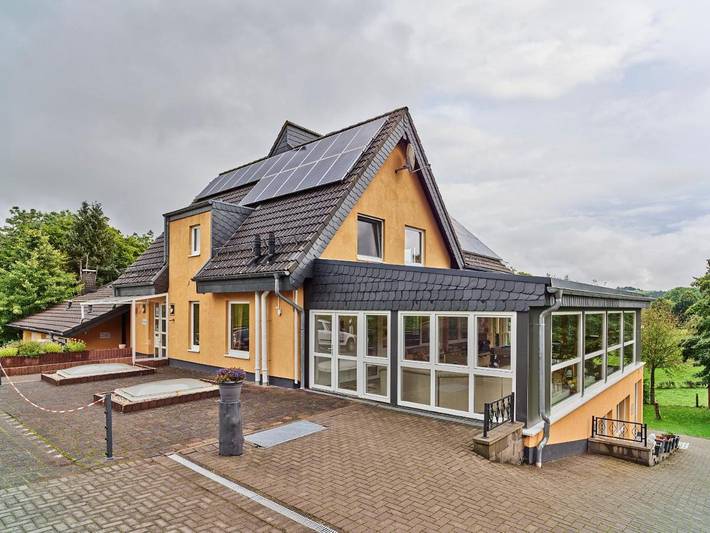 Ferienhaus für 10 Personen, mit Sauna und Pool sowie Ausblick und Garten, kinderfreundlich in Hellenthal