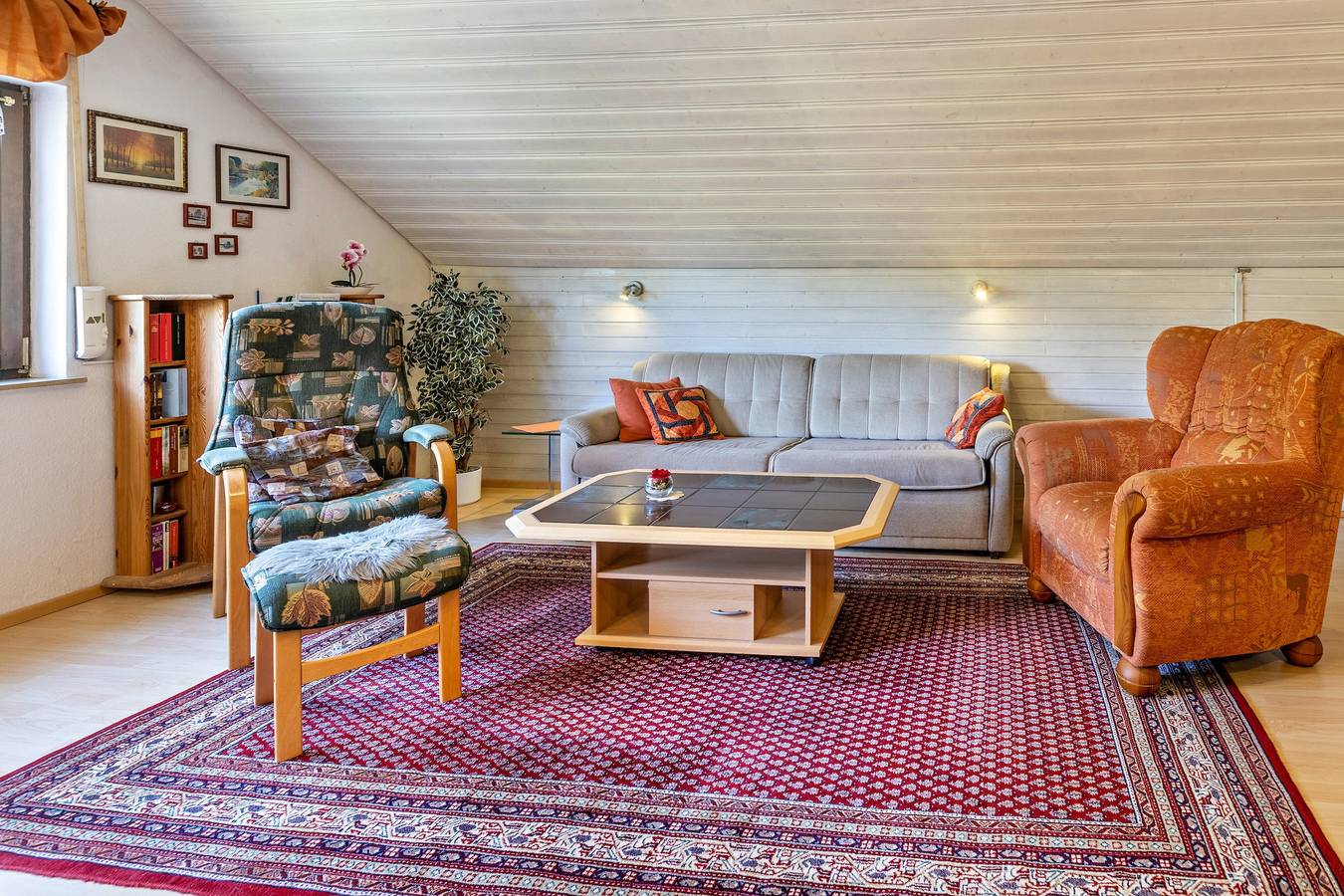 Ganze Wohnung, Gemütliche Dachgeschosswohnung "Haus am Mühlenbach" in schöner Lage mit Wlan, Terrasse und Garten; Parkplätze vorhanden in Hilzingen, Hegau