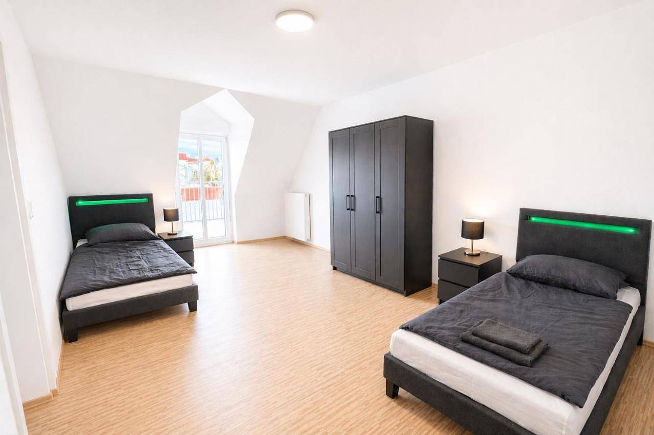 Ganze Wohnung, Leta Homes - Komfortable Fewo mit Traumbalkon mit flexiblem, Self-Check-In & eigenen Parkplätzen in Straubing, Ostbayern