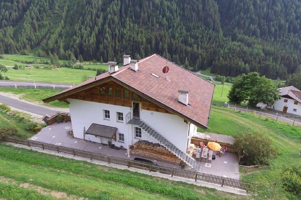 Ganze Wohnung, Apartment 'Tscharfhof' mit Bergblick, privater Terrasse und Wlan in Walten, St. Leonhard in Passeier