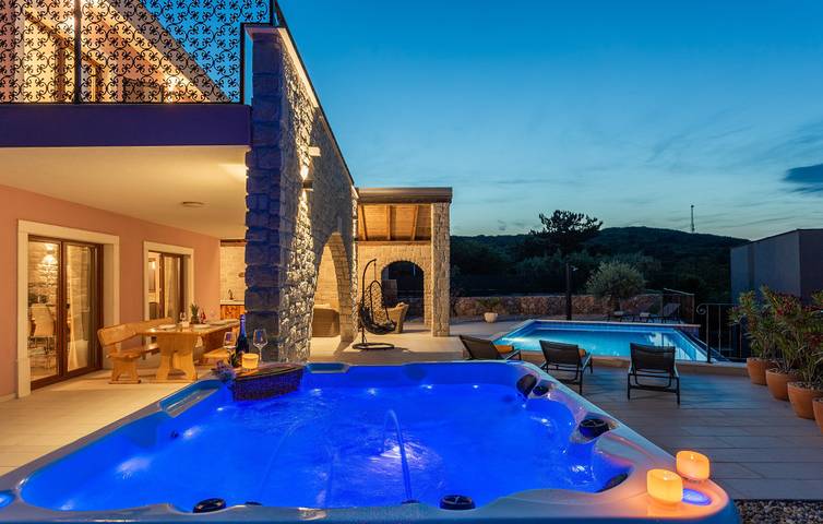 Ferienhaus für 10 Personen, mit Terrasse und Garten sowie Whirlpool in Vrbnik