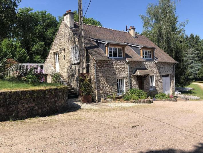 Location de vacances pour 4 personnes, avec terrasse ainsi que piscine et jardin dans Pont-et-Massène