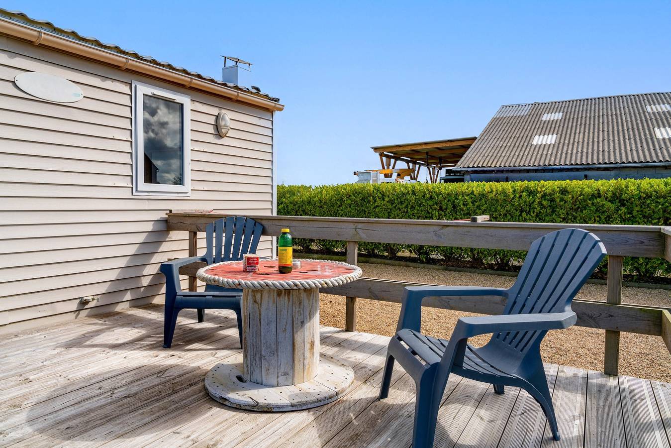 Appartement de vacances entier, Mobil-home 'Ty Reuniou' avec vue sur la mer, terrasse privée et jardin privé in Cléder, Ceinture Dorée
