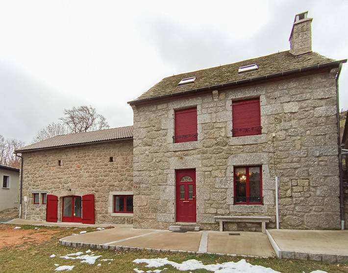 Gîte pour 8 personnes, avec jardin à Saint-Denis-en-Margeride