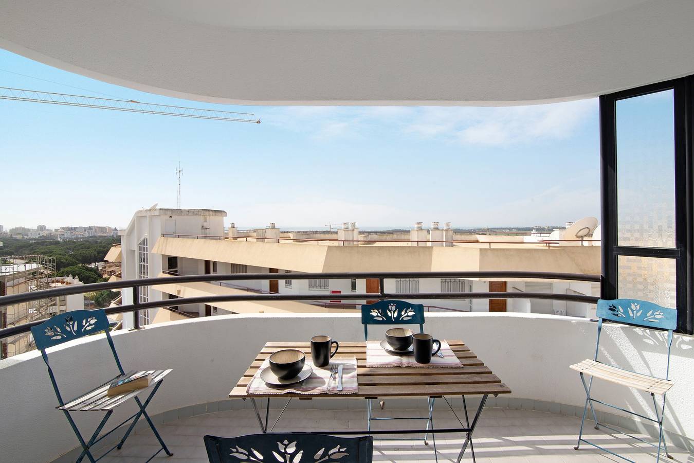Entire apartment, Apartment "Tropicana" with Shared Pool & Wi-Fi in Vilamoura, Quarteira