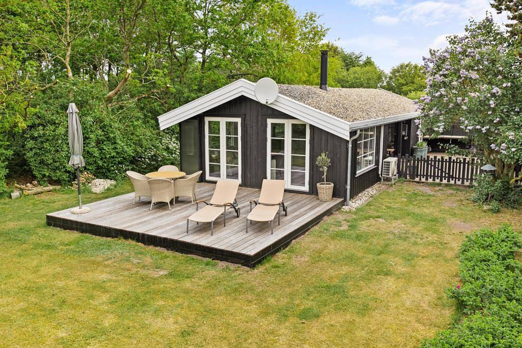 Schönes Ferienhaus mit Anneks und Kamin in Bork Havn in Bork Havn, Ringkøbing Fjord