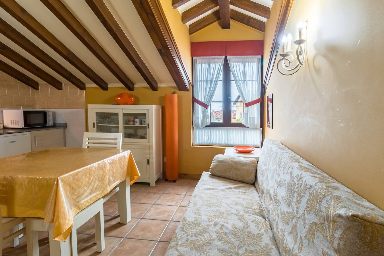 Ganze Wohnung, Ferienwohnung 'Antonio Apto6' mit Bergblick, Balkon und Wi-Fi in Santillana del Mar, Kantabrische Küste