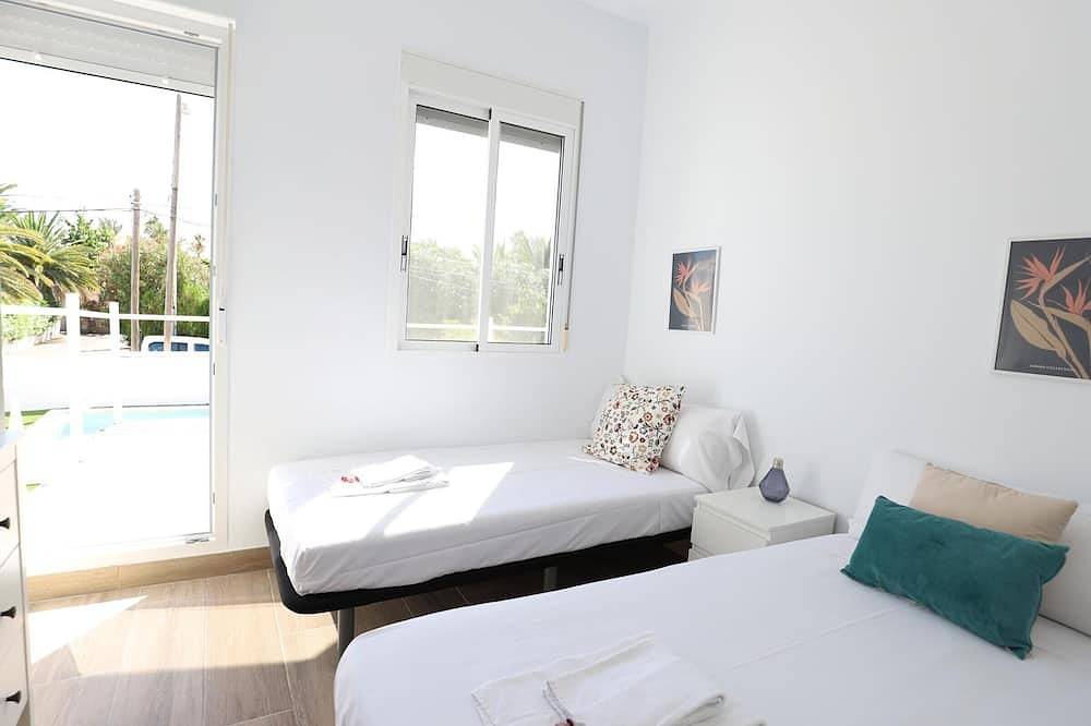 Independent villa 200m from Almardá beach with shared garden and pool in Playa de Almardá, Sagunto