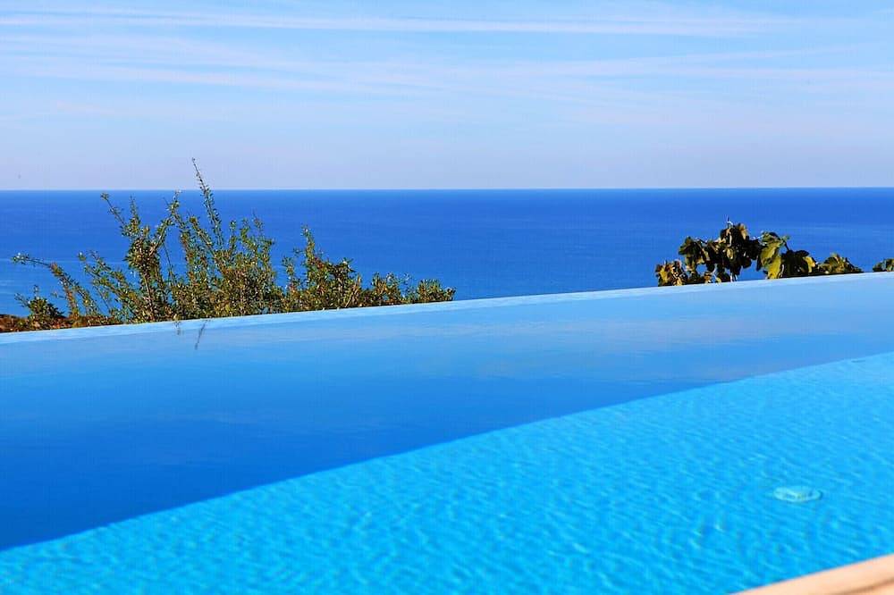 Luxury Villa Escape with Breathtaking Sea Views & Perks in Kouklia Pafou, Chypre du Sud