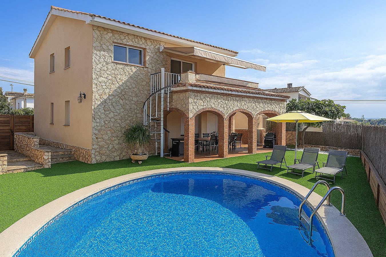 Cozy beach town villa for 8 - no car necessary! in Pineda de Mar, Costa del Maresme