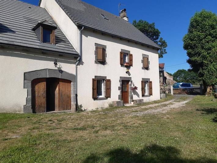Location de vacances pour 9 personnes, avec jardin à Ussel (Cantal)