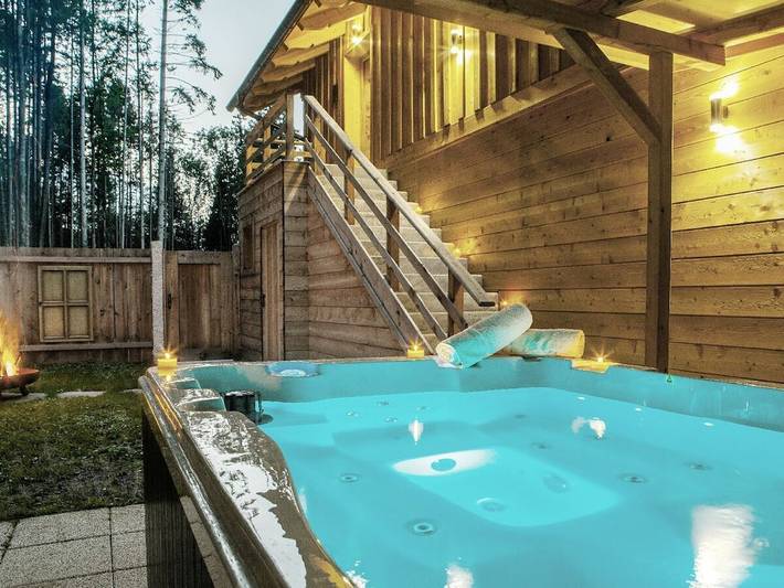 Chalet für 4 Personen, mit Balkon und Whirlpool sowie Garten und Pool