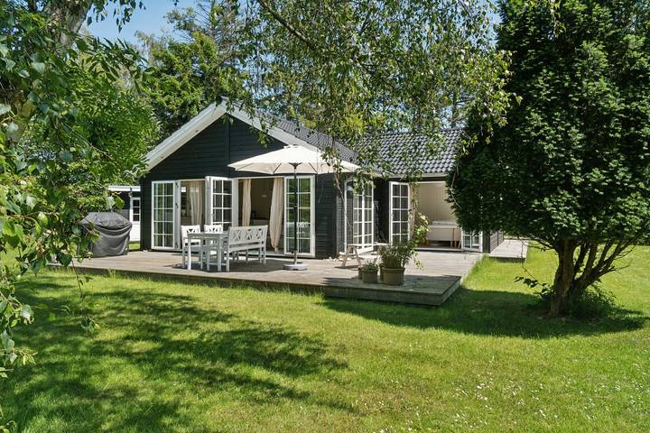 Ferieudlejning for 5 personer, med terrasse i Sjællands Odde