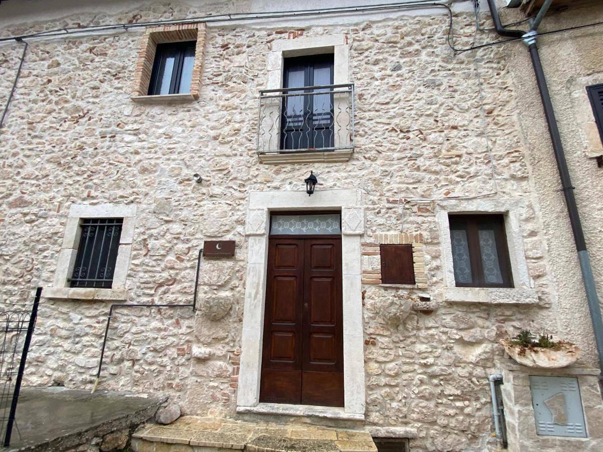 Double Room with Private Bathroom in Caporciano, Gran Sasso