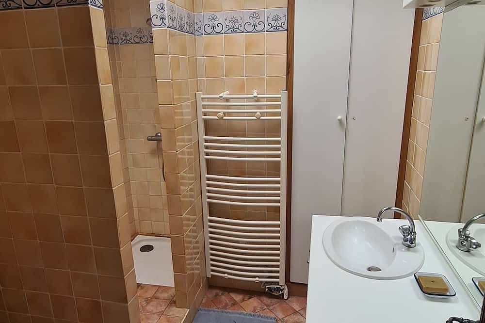Apartamento entero, Apartment with a terrace in Moustiers in Moustiers-Sainte-Marie, Parc naturel régional du Verdon