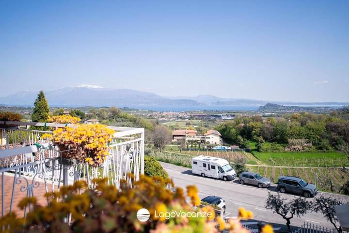 Location de vacances pour 8 personnes, avec vue ainsi que vue sur le lac et terrasse dans Castello (Puegnago sul Garda)