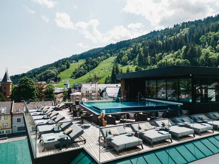 Hôtel pour 2 personnes, avec piscine et terrasse ainsi que sauna et vue