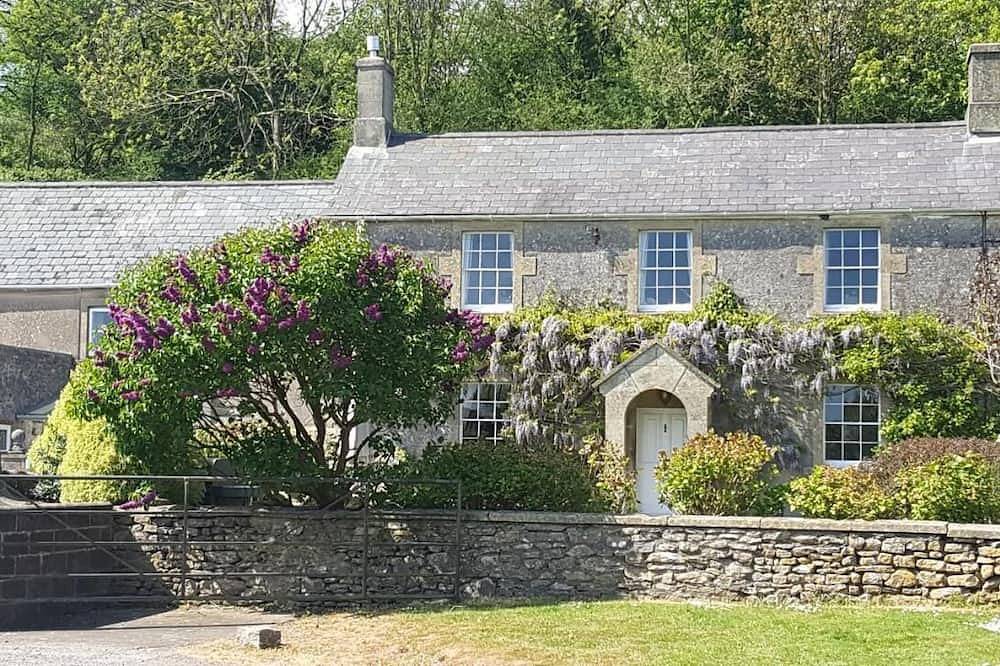Rural yet fantastically situated, minutes from Shepton Mallet & Wells in Shepton Mallet, Somerset