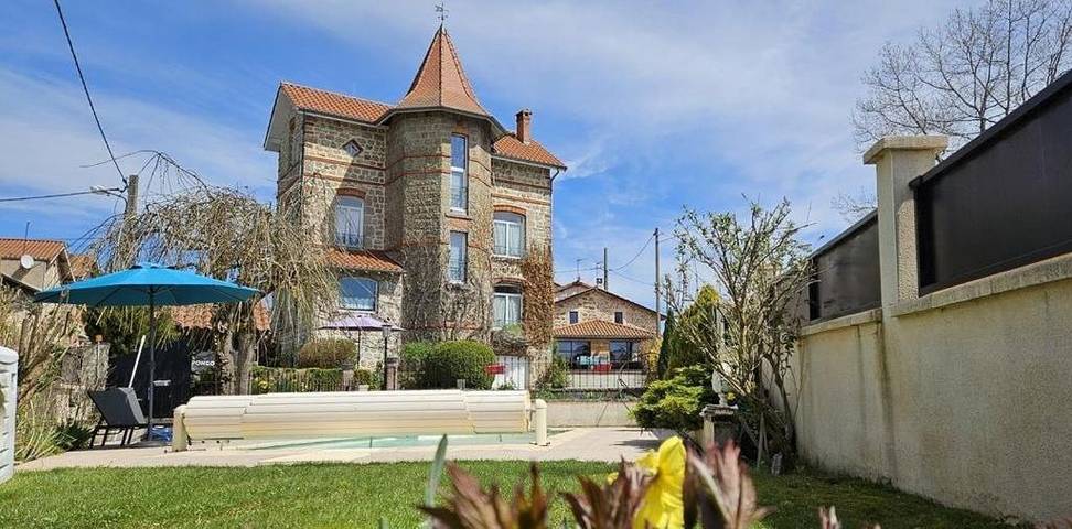 Maison d’hôte pour 7 personnes, avec jardin ainsi que vue et piscine à Usson-en-Forez