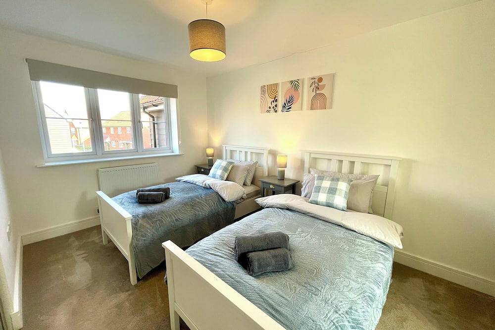 New Cosy Stylish 2 bedroom / 2 bathroom House with Parking, in Bishops Stortford in Bishop's Stortford, Hertfordshire