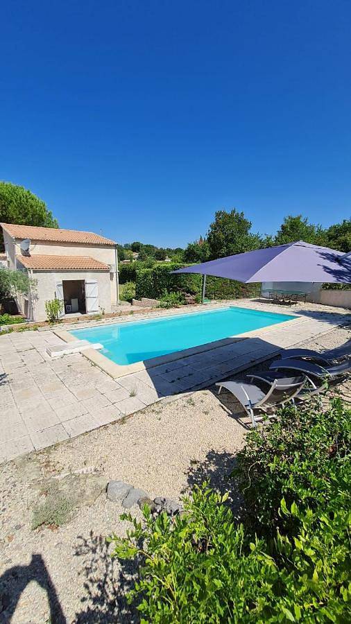 Location de vacances pour 4 personnes, avec vue ainsi que jardin et piscine à Chauzon - 3