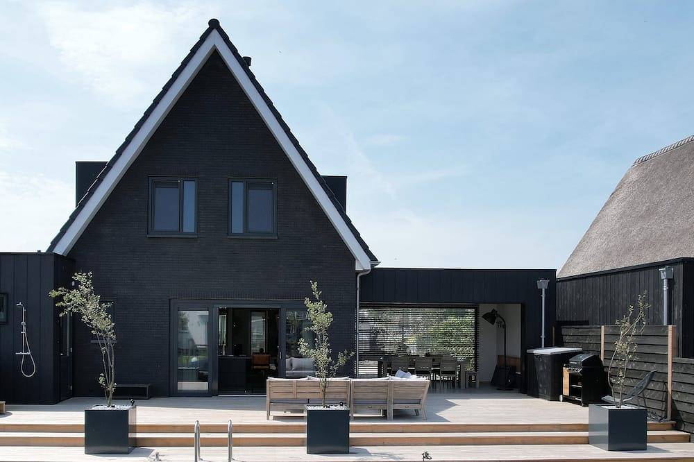 Luxury vacation home including boat and heated veranda in Stavoren in Stavoren, Ijsselmeer